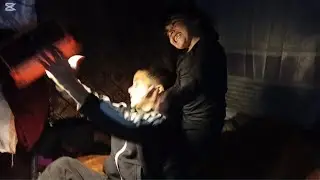 بدا تصليح الخيمه بعد العاصفة لي ضربت الخيمه لتجهيزها لعاصفه خرى 🌨 وفرحه اميرة بتنويو 🔦الخيمه ⛺