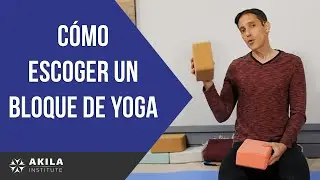 Escogiendo bloques de yoga