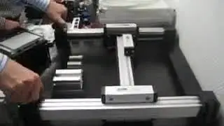 Dwu osiowy system liniowy na jednym pasku zębatym   precyzyjne pozycjonowanie dwoma serwonapędami