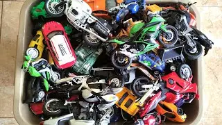 Box Full Of Diecast Cars 1/32 And Motorcycles 1/12 1/18 Welly, Kinsmart, Maisto,  Newray, Bburago