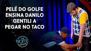 Apresentador aprendeu na prática como jogar golfe | The Noite (22/11/21)