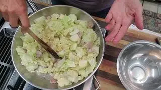 Курица, обжаренная с капустой – очень простой и быстрый ужин.