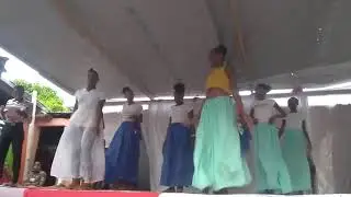 Performance de &Eacute;cole Solonart avec proff&eacute;sseur Star-Z Best talen