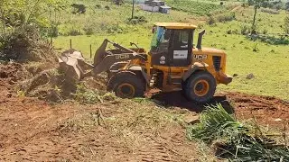 LIMPEZA PRA POR A ESTRADA NO LOCAL CORRETO, MAIS DEU MUITA PEDRA  PÁ CARREGADEIRA JCB 426ZX