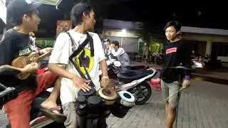 Pengamen pemula ☺️ Kupuja puja cipta Tomas Arya