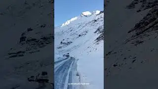 Reaching the top of Baralacha La Pass was a challenge, but the views were worth it! ❄️🤩