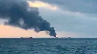 Zwei Frachter in Flammen