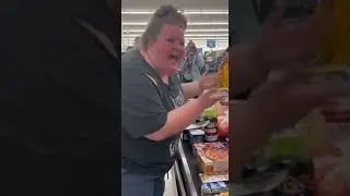 Женщина, устроившая забастовку в магазине EBT Food Stamps, отказалась платить за еду после потери...
