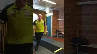 MVG CHECKT MIT ZIGARETTE IM MUND 🤣🎯 #darts #dartsport #dartclips #michaelvangerwen #pdc #funnyclips