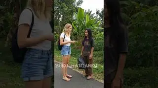 bikin nangis: bule cantik ini membawa pemulung kenegaranya#viralvideo #kisahinspiratif #shortss #fyp