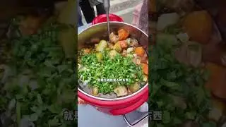 今天第四天去工地摆摊卖盒饭，买了25个鸡腿，加上萝卜莴笋炖了一锅鸡腿萝卜，刚准备出摊，发现今天饭煮多了，一大电饭煲的米饭煮的夹生，最后只有去买90个馒头才能顺利出摊。#工地盒饭 #工地 #鸡腿
