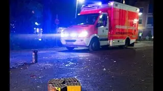 CHAOTEN BEWERFEN KLEINEN JUNGE UND SEINE MUTTER MIT B&Ouml;LLERN UND VERLETZEN BEIDE