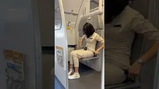 Pramugari Cantik Super Air Jet saat duduk dan Memakai Sabuk Pengaman 🥰🥰💪💪