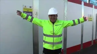 Светоотражающий жилет со страховочными ремнями, защищающими от ветра и воды.