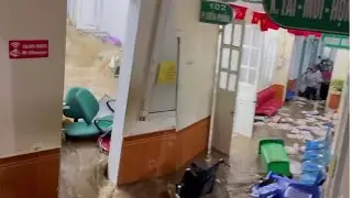 Torrential rain, floodwaters rushed into the hospital, doctors carried patients to escape the flood