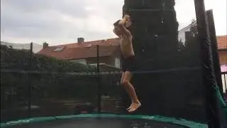 Op trampoline met zeep