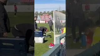 Dorinel Munteanu se foloseste de orice are la indemana, sa il inteleaga jucatorii.Bidoane, caciula..