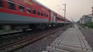 रेलवे क्रॉसिंग बंद हुई और आई अम्रपाली एक्सप्रेस/Amrapali Express (05733) Katihar~Amritsar