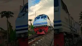 Lokomotif CC 204 WnB 🔥 #keretaapi #train #cc204 #railway #railfan #shorts