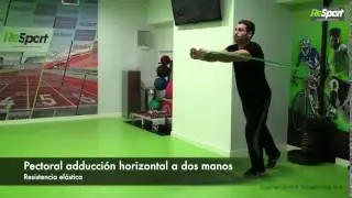 Ejercicio para fuerza en pectoral a dos manos con el&aacute;stico