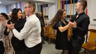 Przy kapeli Stąporkowskiej świetnie bawią się wszystkie pokolenia.