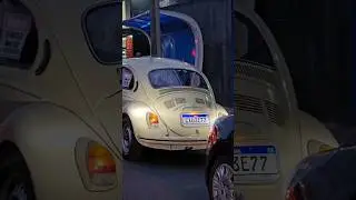 Olha o Flagra 😃 Carros ic&ocirc;nicos da Volkswagen Fusca e Bras&iacute;lia em SP  #fusca #brasilia #saopaulo