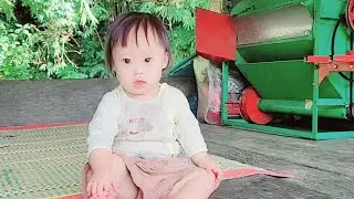 The difficult life of a single mother and child every day