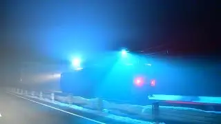 Бег бок о бок с локомотивом, который излучает синюю вспышку