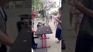 Уличные выступления с фокусами с монетами в Новом Орлеане