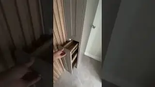Porta ripada oculta e arm&aacute;rio vertical para alimentos.