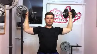 Jak ćwiczyć barki? Wyciskanie sztangielek siedząc - Trening w domu