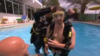 I en anden del af Danmark - Fraklip Jan dykker i poolen