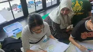 Pelajar dari Commonwealth Secondary School belajar membatik di ISIK Surabaya