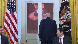 Niko OneShot busting moves behind the clowns