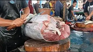 Tuna Cutting Skills at the Fish Market in Sorong City, Indonesia