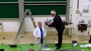 Physikprofessor greift f&uuml;r Studenten tief in die Trickkiste!