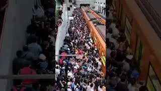 Surviving Rush Hour Chaos in Mexico City Metro 🤣😳🤪