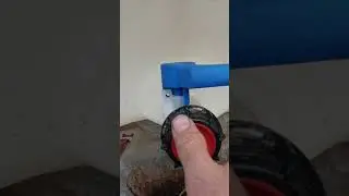 Установите на место ручку и лопатку крана для контейнеров IBC.