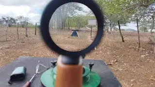 Tag a 30 metros acertando pedaços de giz 