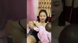 SINGLE MOTHER REASTFEEDING HER BAY.