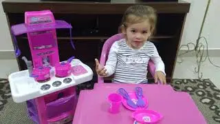 Alice Bellini - Fazendo comidinha.