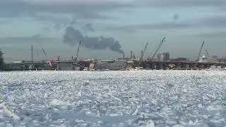 Скопление льда на Неве перед строящимся Большим Смоленским мостом в Санкт-Петербурге.