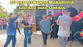 Bu bos riswanda Mahardika bagi bagi uang saweran acara mberot di markas