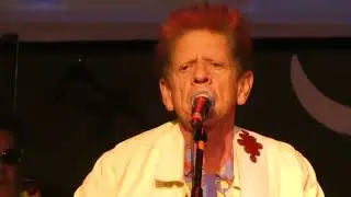 Blondie Chaplin performs &ldquo;Here She Comes&rdquo; at Beach Boys tribute