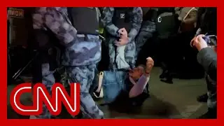 Crackdown in Russia: Video shows police arresting protesters