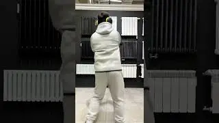 Да, это наш эксперт по управлению, и да, он танцует в нашем шоуруме!
