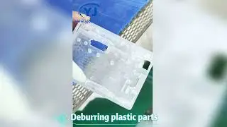 Dry ice blasting to remove burrs from plastic parts