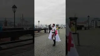 Harald ghid turism &icirc;mbrăcat &icirc;n costum medieval.
