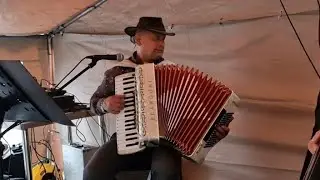 Muzykant który czaruje swoim graniem i śpiewaniem.