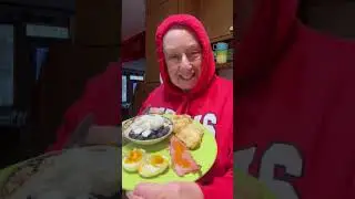 Голубое небо/красный закат во время утренней прогулки.